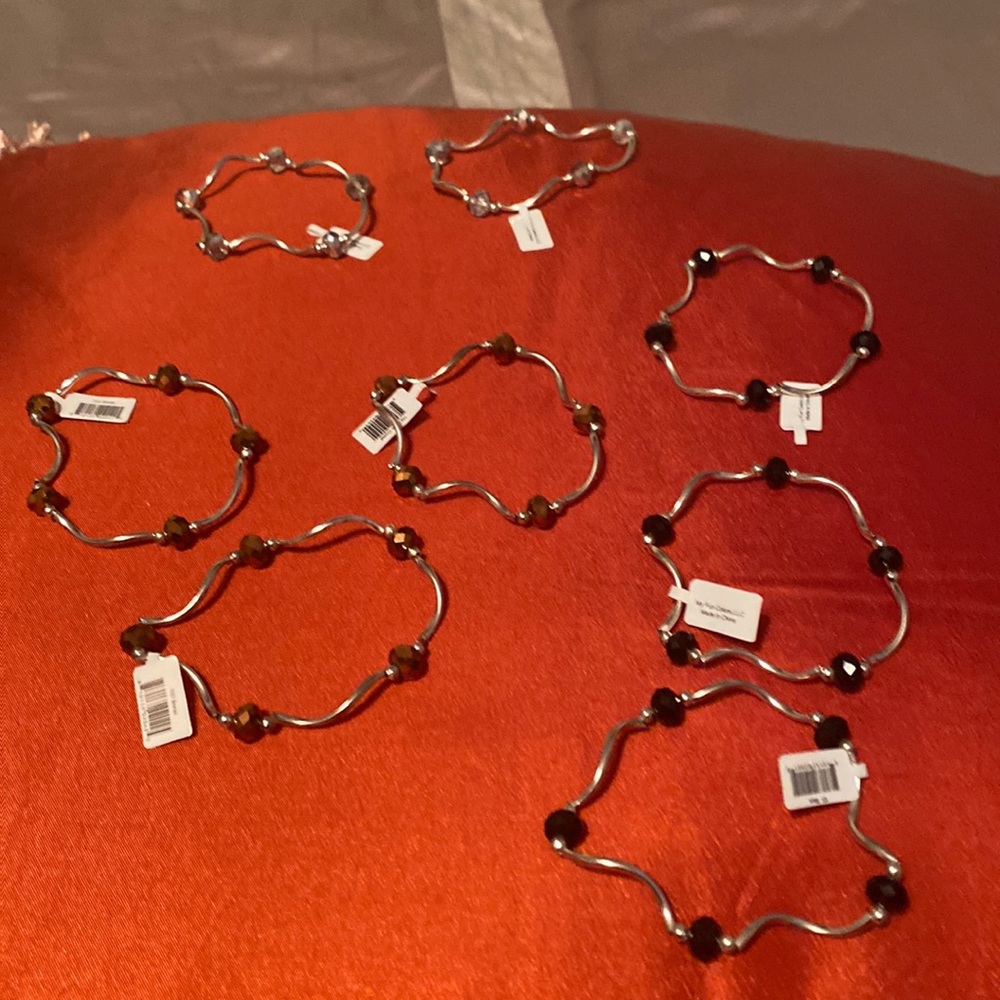 I have eight stress bracelet silver with stone